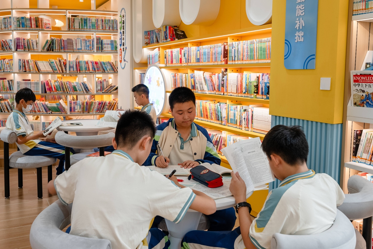 学校家具的日常维护与保养:如何科学延长木质、金属、塑料家具的使用寿命,避免常见损坏问题 学校家具的日常维护与保养:如何科学延长木质、金属、塑料家具的使用寿命,避免常见损坏问题